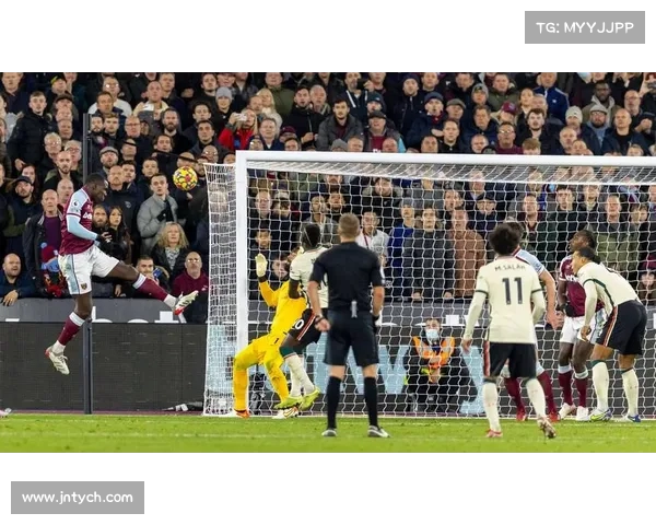 英格兰足球超级联赛：西汉姆联前锋斯卡马卡凌空抽射